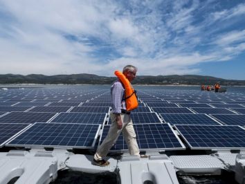 Painéis fotovoltaicos fixos e flutuantes